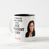 Kamala Harris VP Alpha Kappa Alpha Zweifarbige Tasse (Vorderseite Links)