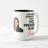 Kamala Harris VP Alpha Kappa Alpha Zweifarbige Tasse (VorderseiteRechts)