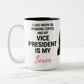 Kamala Harris VP Alpha Kappa Alpha Zweifarbige Tasse (Links)