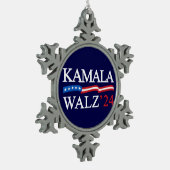 Kamala Harris Walz 2024 offensichtlich blau Schneeflocken Zinn-Ornament (Links)