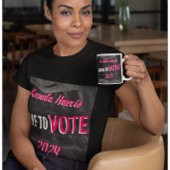 Kamala Harris. Weiß mit schwarzer Innenfarbe. Zweifarbige Tasse