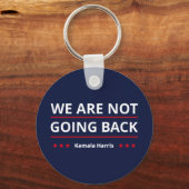 Kamala Harris - Wir gehen nicht zurück II Schlüsselanhänger (Rückseite)
