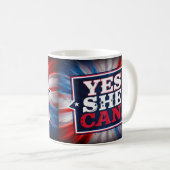 Kamala Harris 'Yes She Can' Kaffeetasse (VorderseiteRechts)