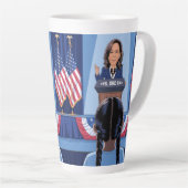 KAMALA HARRIS'S NIECE - JA, SIE KANN Tasse Latte (Rechte Ecke)