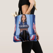 KAMALA HARRIS'S NIECE - JA, SIE KANN TASTE TASCHE (Von Nahem)