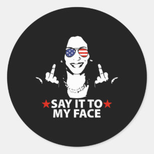 Kamala Middle Finger sagt es mir ins Gesicht (auf Runder Aufkleber