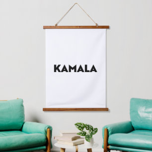 Kamala minimalistische moderne Typografie Schwarz- Wandteppich Mit Holzrahmen