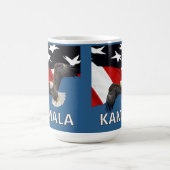 Kamala mit Adler und Flagge Kaffeetasse (Mittel)