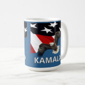 Kamala mit Adler und Flagge Kaffeetasse (VorderseiteRechts)
