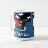 Kamala mit Adler und Flagge Kaffeetasse (Vorderseite Links)
