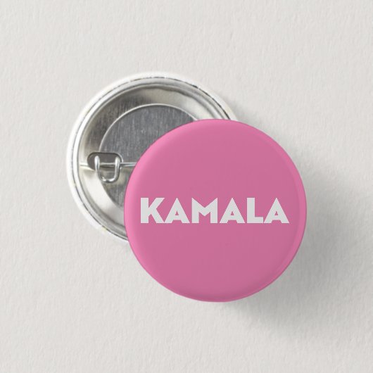 Kamala moderne, mutige Typografie weiß und rosa Button (Vorne & Hinten)