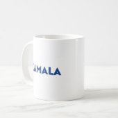 Kamala, weiß und blau, moderne, mutige Typografie Kaffeetasse (Vorderseite Links)