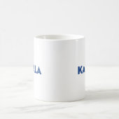 Kamala, weiß und blau, moderne, mutige Typografie Kaffeetasse (Mittel)