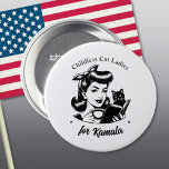 Kamalas Childless Cat Ladys Button<br><div class="desc">Mit dieser Katzenfrau-Button-Back-Taste,  die Kamala Harris für den Präsidentschaftswahlkampf unterstützt,  kann ich mich zurücklehnen. Ein Retro-Bild einer lächelnden Frau und Katze mit der Textüberschrift "Childless Cat Ladys for Kamala",  die editierbar ist. Wählen Sie aus zwei Stilen und Größen in den Dropdown-Menüs.</div>