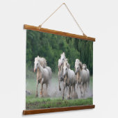 Kamargue Pferde laufen im Wasser Wandteppich Mit Holzrahmen (Gewinkelt)