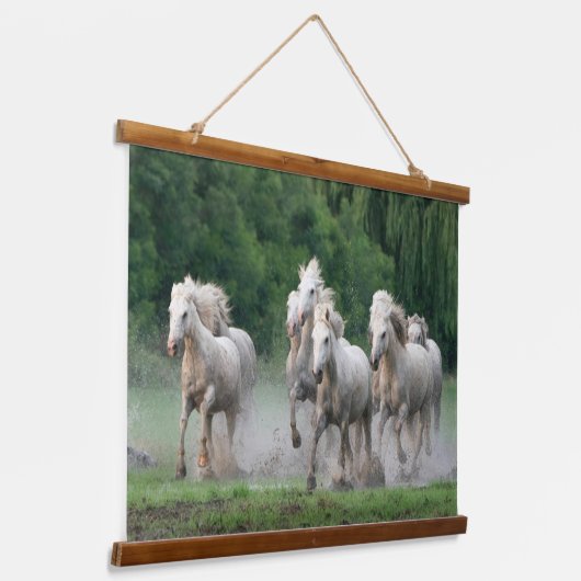 Kamargue Pferde laufen im Wasser Wandteppich Mit Holzrahmen (Gewinkelt)