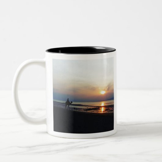 Kamel am Strand bei Sunset Zweifarbige Tasse (Links)
