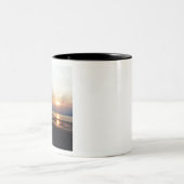 Kamel am Strand bei Sunset Zweifarbige Tasse (Mittel)