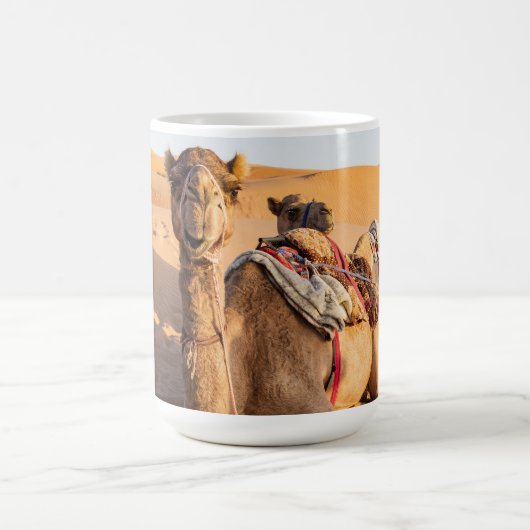 Kamel in der omanischen Wüste Kaffeetasse (Mittel)