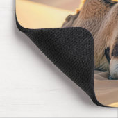 Kamel mit roter Ruheständler-Mütze Mousepad (Ecke)