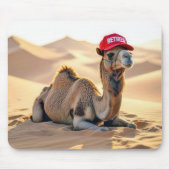 Kamel mit roter Ruheständler-Mütze Mousepad (Vorne)