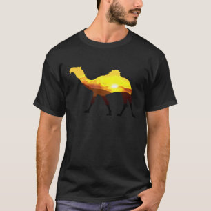 Kamel schlendert in die Wüste T-Shirt