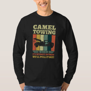 Kamelabschleppen, wenn es in einer engen Stelle st T-Shirt