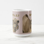 KAMELGESICHT MIT ZÄHNEN & GROSSEM LÄCHELN SCHAUT D KAFFEETASSE (Mittel)