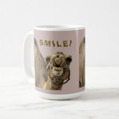 KAMELGESICHT MIT ZÄHNEN & GROSSEM LÄCHELN SCHAUT D KAFFEETASSE (Vorderseite Links)