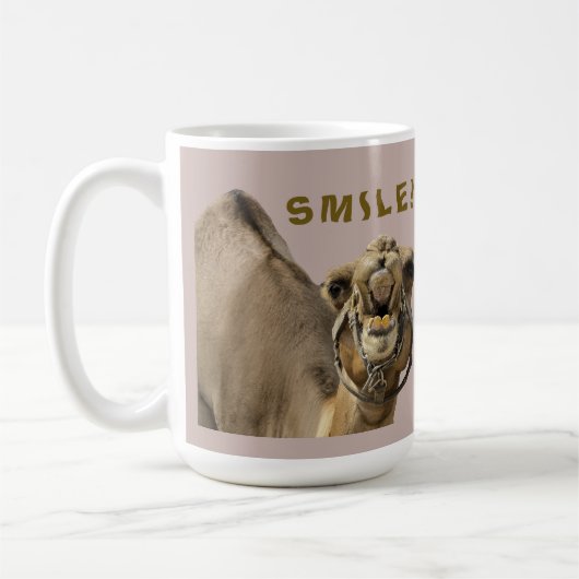 KAMELGESICHT MIT ZÄHNEN & GROSSEM LÄCHELN SCHAUT D KAFFEETASSE (Links)
