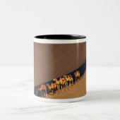 Kamelkarawane auf der Wüste, Dunhuang, Gansu Zweifarbige Tasse (Mittel)