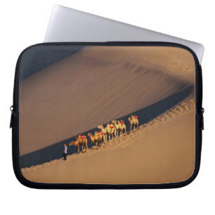 Kamelkarawane in der Wüste, Dunhuang, Gansu Laptopschutzhülle