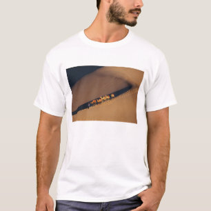 Kamelkarawane in der Wüste, Dunhuang, Gansu T-Shirt