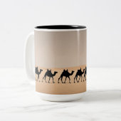 Kamelkarawane in der Wüste Zweifarbige Tasse (Vorderseite Links)