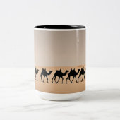 Kamelkarawane in der Wüste Zweifarbige Tasse (Mittel)
