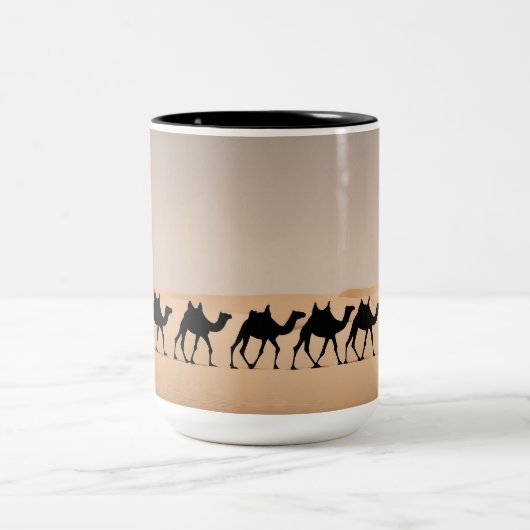 Kamelkarawane in der Wüste Zweifarbige Tasse (Mittel)