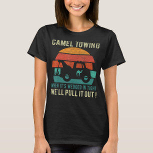 Kamelschleppen, wenn er an einem kurzen Halloween T-Shirt
