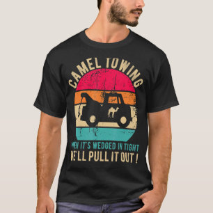 Kamelschleppen, wenn er an einem kurzen Halloween T-Shirt