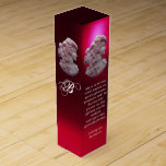 KAMEO, LADY UND GRAPEN, ROTE WEINMUSIKQUOTE Wein-Geschenkverpackung<br><div class="desc">Elegantes Monogramm-Design mit Zitat von Beethoven. "Musik ist der Wein, der einem neuen generativen Prozess inspiriere, und ich bin Bacchus, der diesen herrlichen Wein für die Menschheit presst und ihn spirituell betrunken macht." Ludwig van Beethoven. Elegantes altes Cammeo Juwel mit einem schönen Frauenprofil mit langen Haaren verziert mit Trauben und...</div>