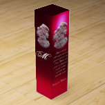 KAMEO, LADY UND GRAPEN, ROTE WEINMUSIKQUOTE Wein-Geschenkverpackung<br><div class="desc">Elegantes Monogramm-Design mit Zitat von Beethoven. "Musik ist der Wein, der einem neuen generativen Prozess inspiriere, und ich bin Bacchus, der diesen herrlichen Wein für die Menschheit presst und ihn spirituell betrunken macht." Ludwig van Beethoven. Elegantes altes Cammeo Juwel mit einem schönen Frauenprofil mit langen Haaren verziert mit Trauben und...</div>