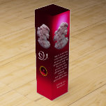 KAMEO, LADY UND GRAPEN, ROTE WEINMUSIKQUOTE Wein-Geschenkverpackung<br><div class="desc">Elegantes Monogramm-Design mit Zitat von Beethoven. "Musik ist der Wein, der einem neuen generativen Prozess inspiriere, und ich bin Bacchus, der diesen herrlichen Wein für die Menschheit presst und ihn spirituell betrunken macht." Ludwig van Beethoven. Elegantes altes Cammeo Juwel mit einem schönen Frauenprofil mit langen Haaren verziert mit Trauben und...</div>