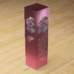KAMEOLADY, GRAPEN, WEINMUSIKQUOTE Rosa Wein-Geschenkverpackung<br><div class="desc">Elegantes Monogramm-Design mit Zitat von Beethoven. "Musik ist der Wein, der einem neuen generativen Prozess inspiriere, und ich bin Bacchus, der diesen herrlichen Wein für die Menschheit presst und ihn spirituell betrunken macht." Ludwig van Beethoven. Elegantes altes Cammeo Juwel mit einem schönen Frauenprofil mit langen Haaren verziert mit Trauben und...</div>