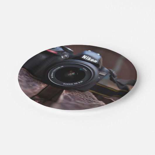 Kamera Themed, ein Bild einer Kamera behalten auf Pappteller (Schrägansicht)