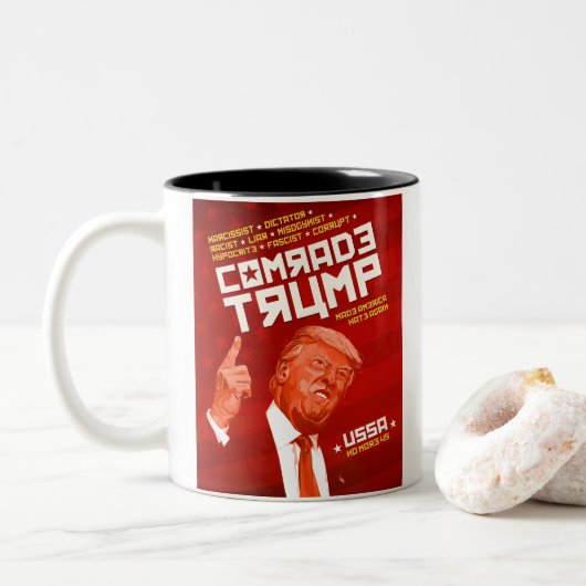 Kamerad Trump - sowjetisches Poster Zweifarbige Tasse (Mit Donut)