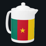 Kameruner Flaggenteapot<br><div class="desc">Mit diesem eleganten Teekessel mit der lebendigen Flagge Kameruns können Sie den Nationalstolz aufreißen. Die Teekanne zeigt die fett grünen, roten und gelben Streifen mit dem ikonisch gelben Stern in der Mitte und bringt die Schönheit und Symbolik Kameruns in Ihre Küche oder Ihren Teetisch-Tisch. Egal ob Sie Tee in einer...</div>