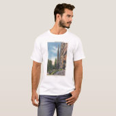 Kamin-Felsen auf Cody Landstraße, Montana-Ansicht T-Shirt (Vorne ganz)