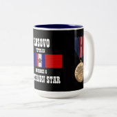 KAMPAGNER STAR KOSOVO VETERAN ZWEIFARBIGE TASSE (VorderseiteRechts)