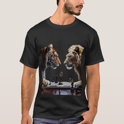 Kampf der Könige: Tiger vs Löwe Schachduell" T-Shirt (Vorderseite)