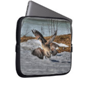 Kampf gegen Gänse in Kanada gegen die Schneewelt Laptopschutzhülle (Vorne Rechts)