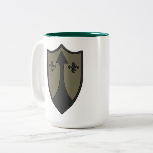 Kampfanzug und gedämpft zweifarbige tasse (Vorderseite Links)